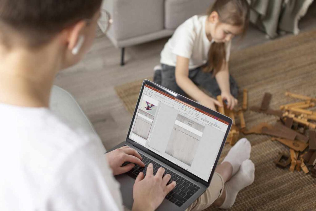 Mutter füllt ToDo-Liste am Laptop aus